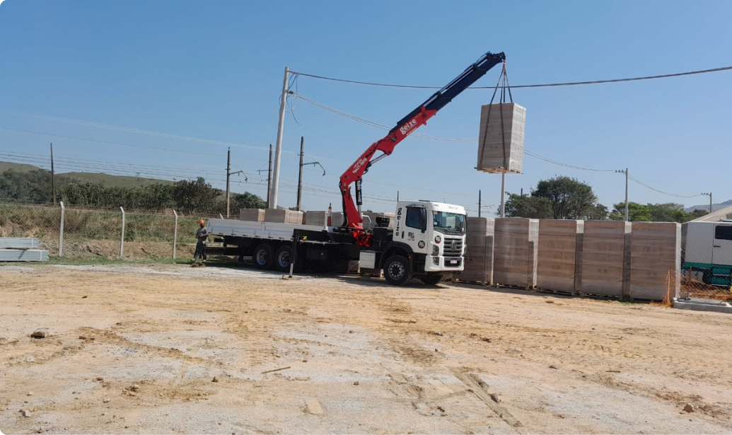 Serviço com Caminhão Munck em setor industrial